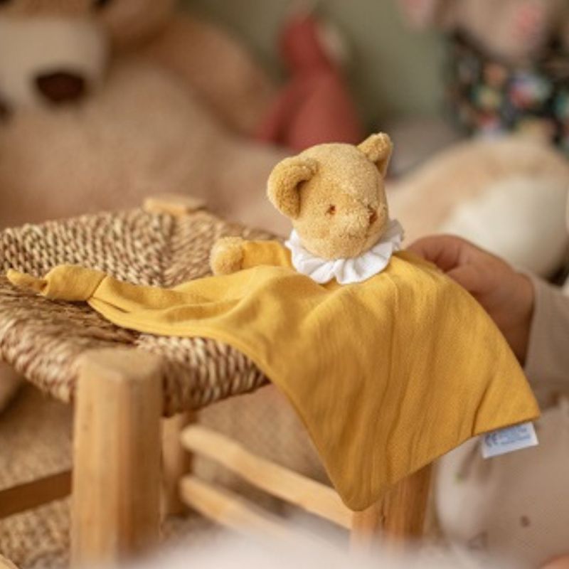 Image d'ambiance de présentation du produit Doudou plat avec hochet Ours Curry - Trousselier